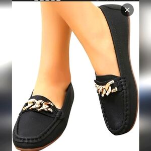 Elegant Black Flats with Gold Chain Decoration and Comfortable Fit
